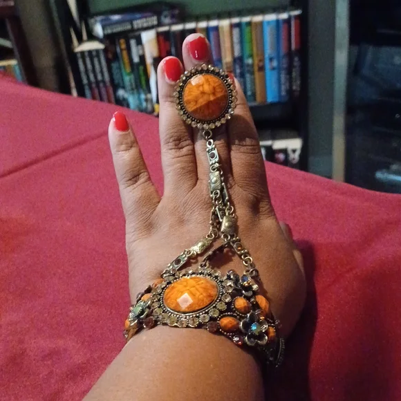 Decorative bracelet with ring attached💛 - Picture 3 of 5